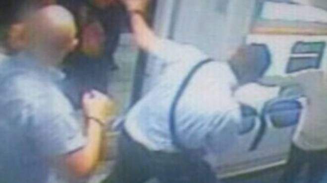 Il lupo perde il sandalo ma non il vizio: 18enne appena scarcerato aggredisce e rapina capotreno