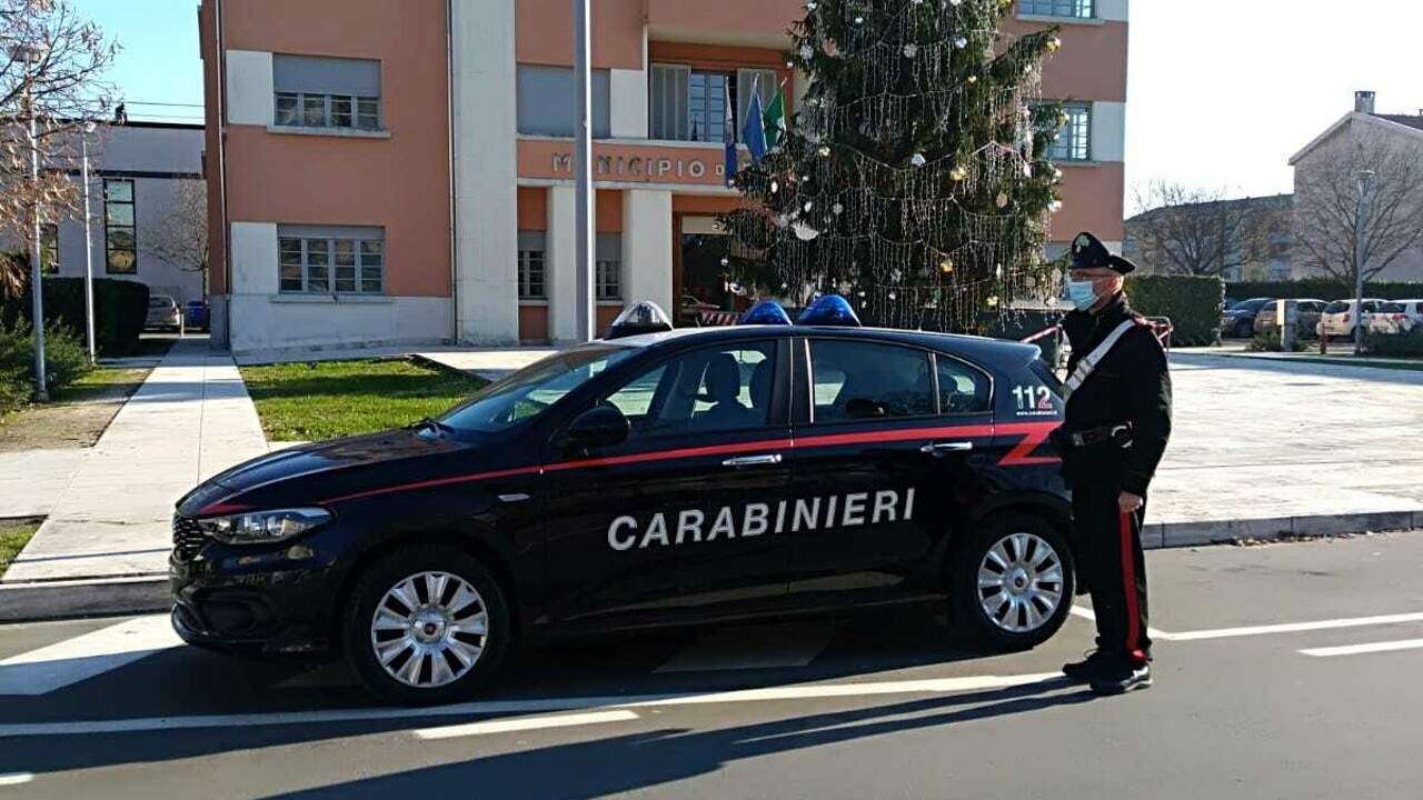 Con cinquanta dosi di hashish, bivacca in un hotel abbandonato: denunciato un giovane