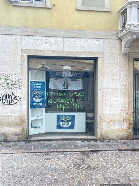 Fratelli D’Italia, imbrattate (di nuovo) le vetrine della sede – FOTO