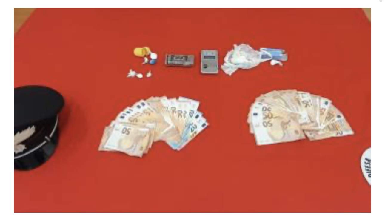 15 grammi di cocaina e 1300 euro in auto: arrestato 48enne