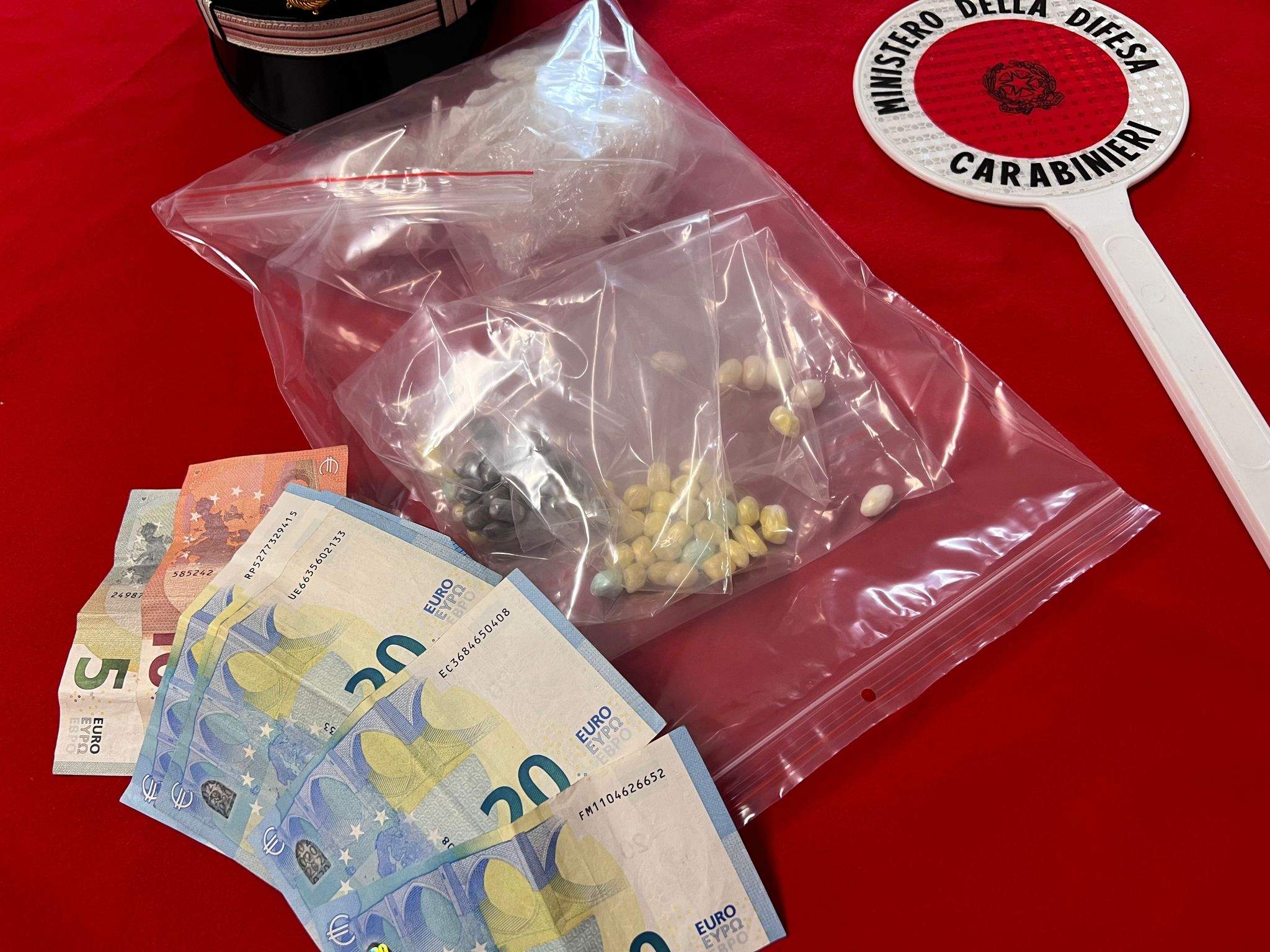 In casa 67dosi tra eroina cocaina e crack e 12mila euro in contanti: arrestato 35enne nigeriano