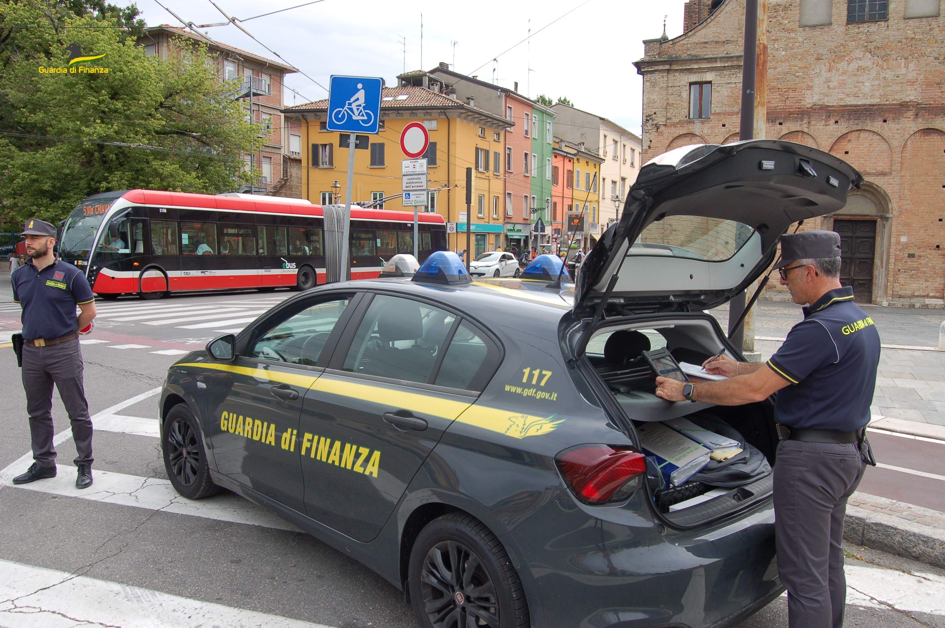Money transfer abusivo operante dal 2016: denunciato il titolare