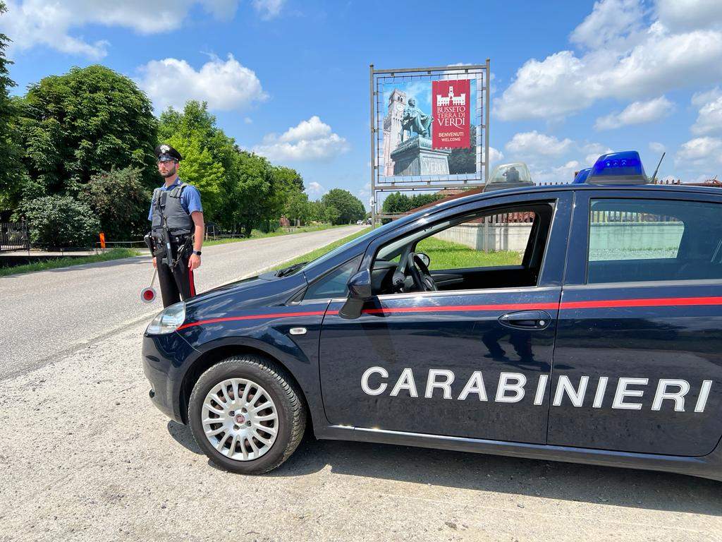 Griglia delle pannocchie e provoca un incendio nei giardini pubblici: denunciato minorenne