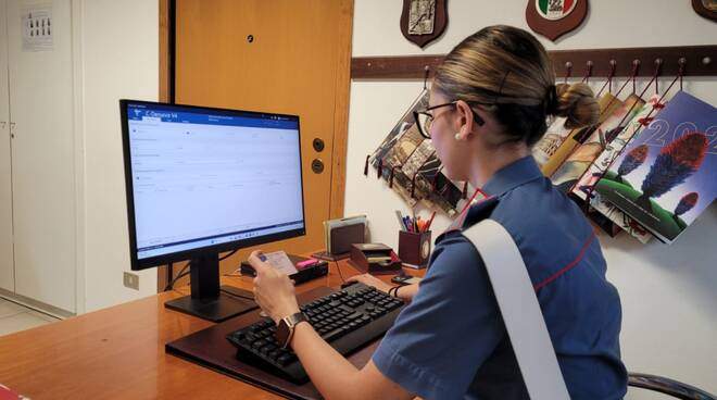 Raggirano un invalido derubandolo di 25mila euro: denunciati