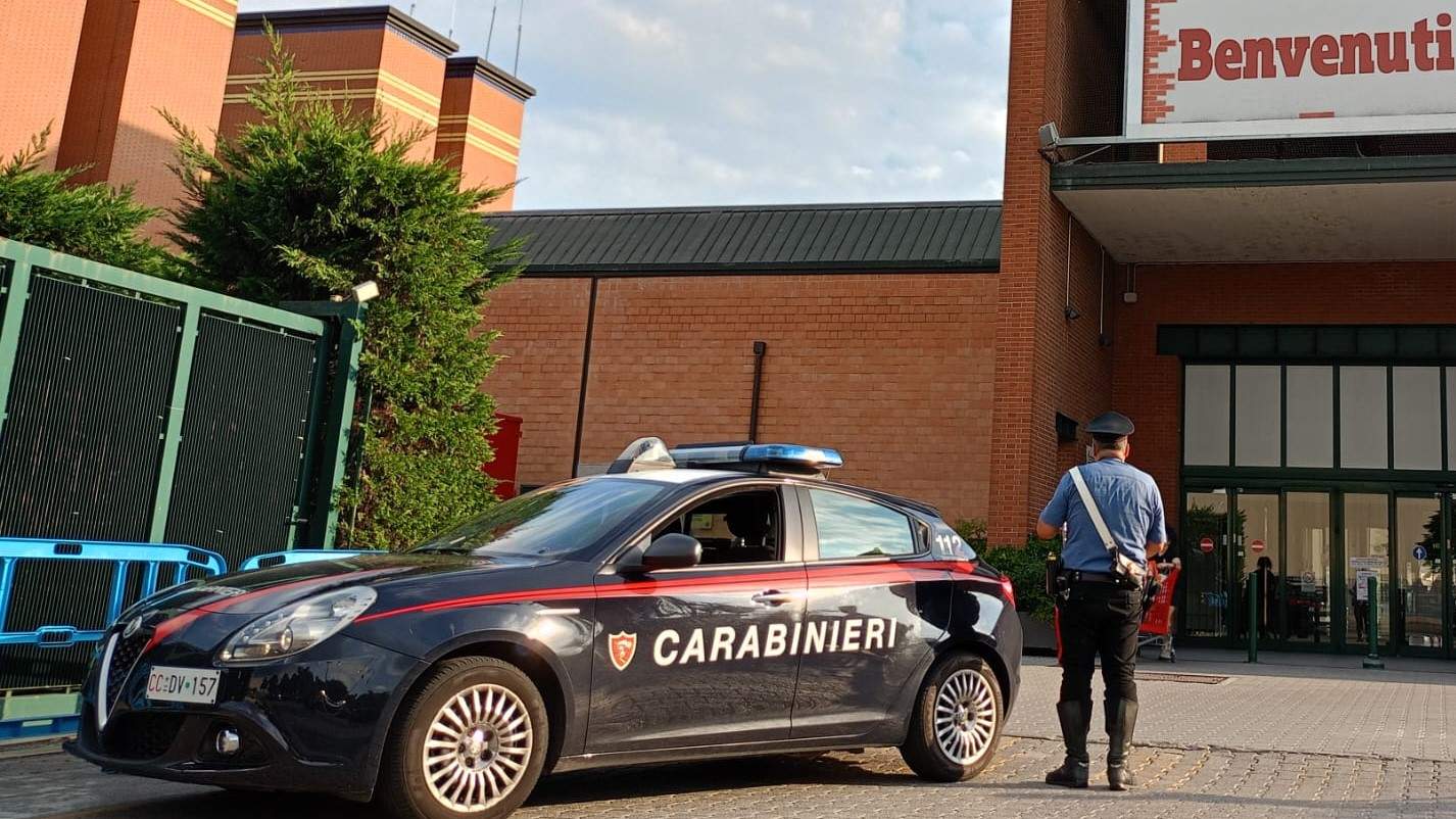 Ruba all’Eurotorri, poi aggredisce l’addetto alla sicurezza: arrestato 37enne marocchino