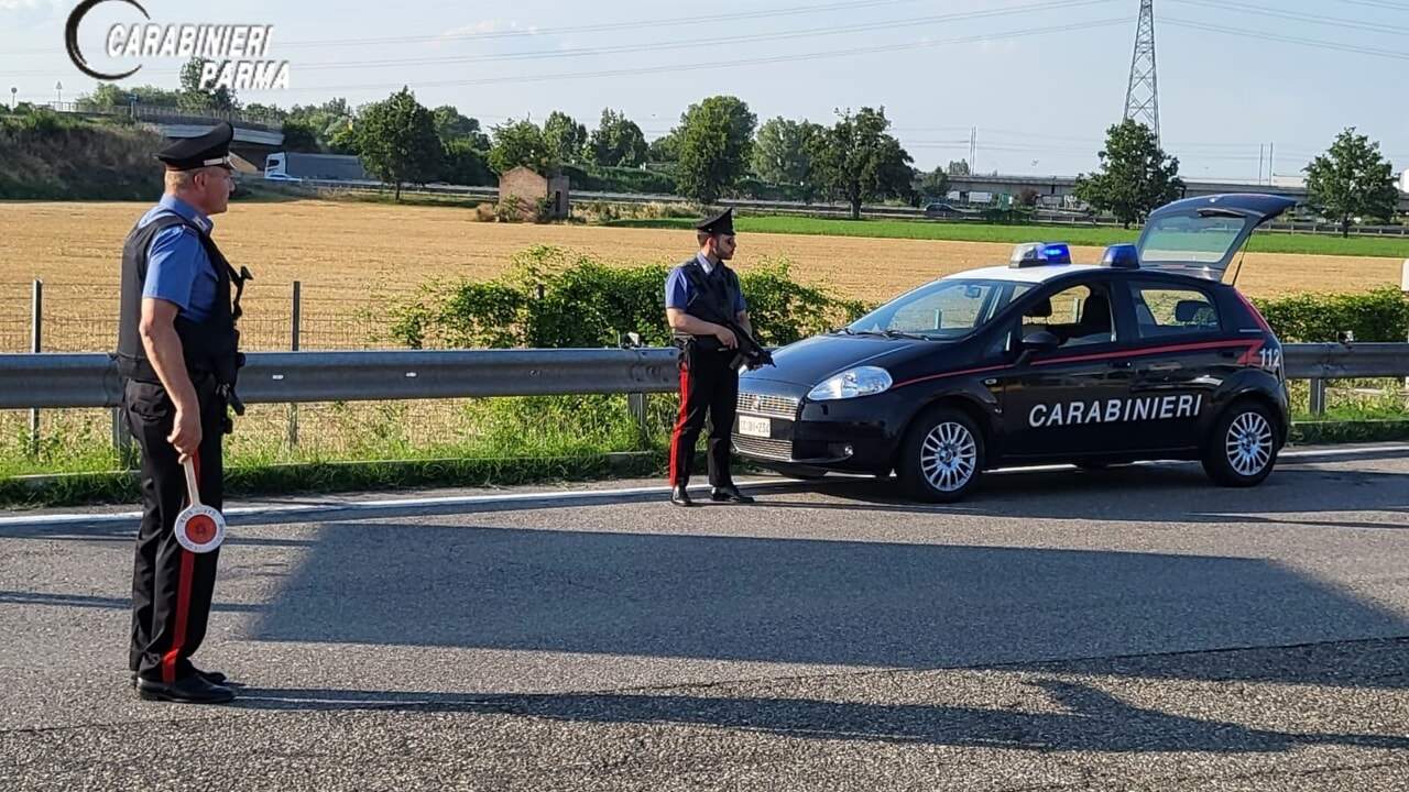 Ruba un casco da un motocross durante un concerto: denunciato