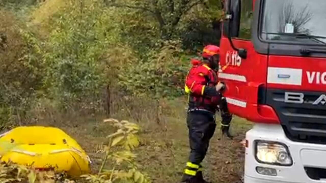 Si butta nel fiume e scompare: ricerche sotto il Ponte Europa FOTO – VIDEO