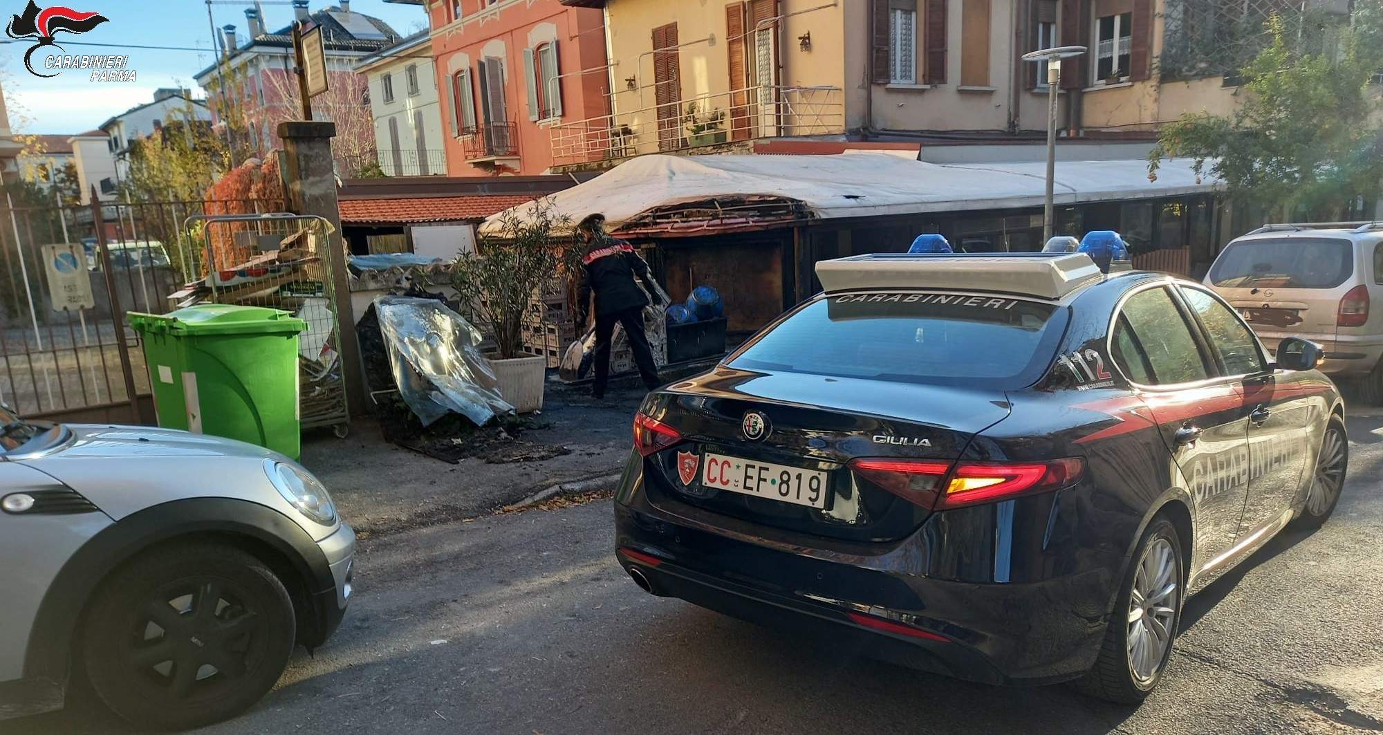Salso – Prende fuoco un cassonetto, danneggiata una pizzeria in Via Campanini – FOTO
