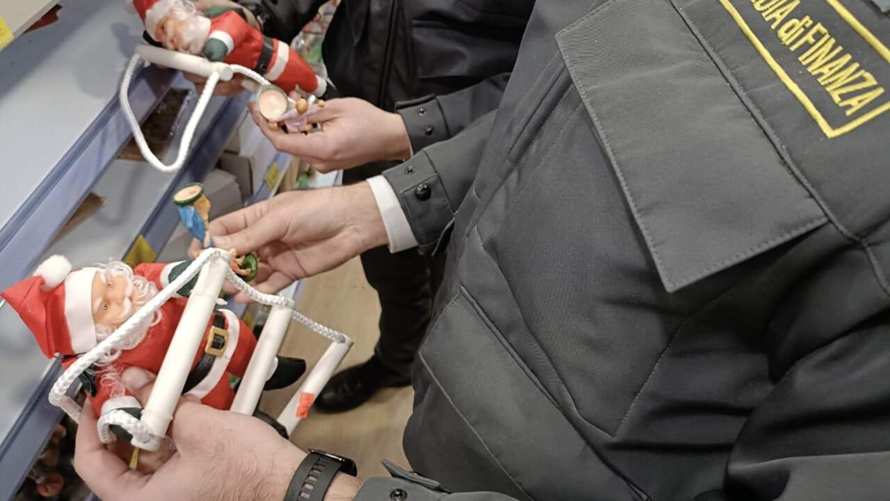 Controlli dei “botti” nei negozi cinesi: sequestrati 698 articoli e numerosi cosmetici