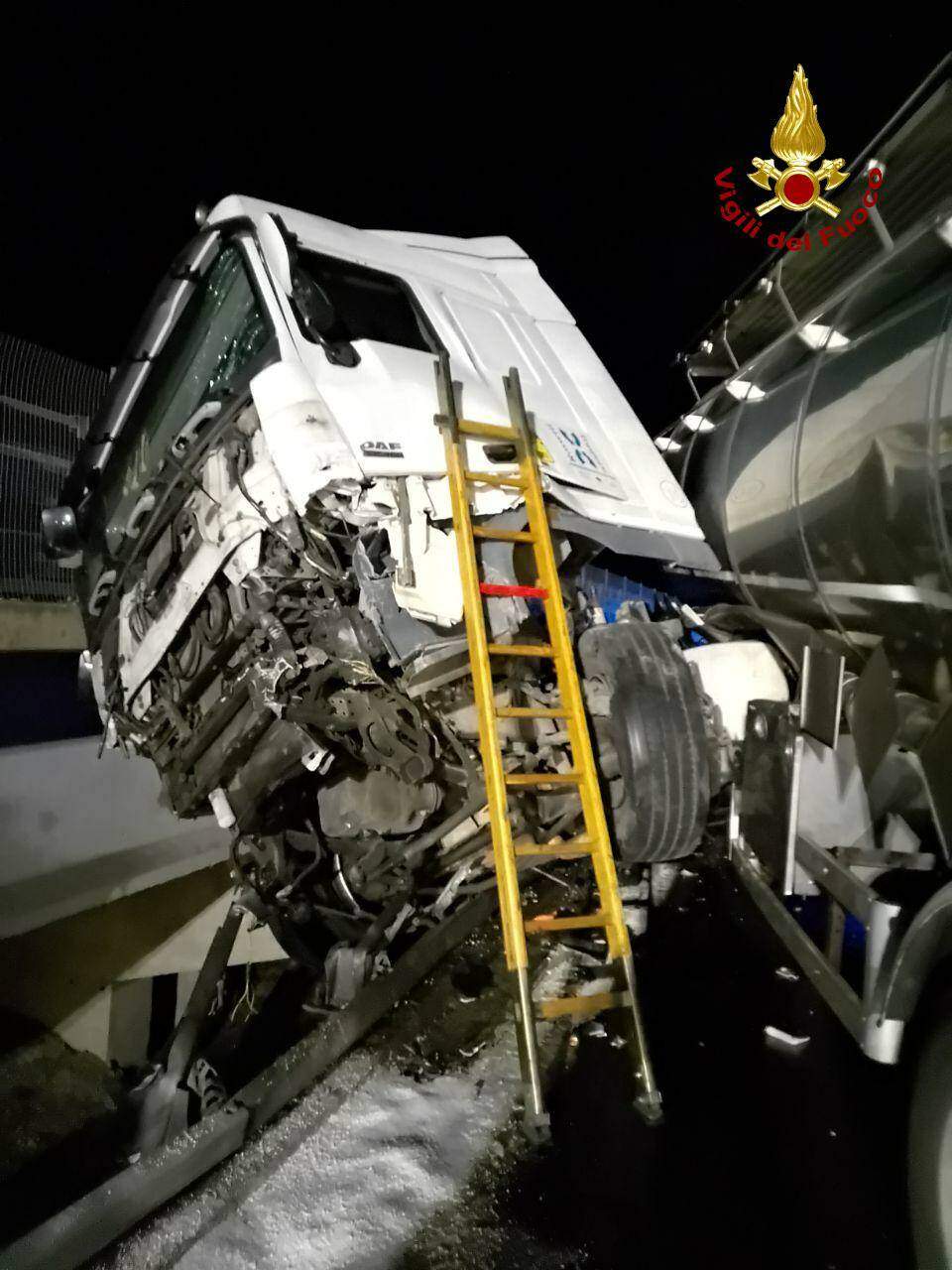 Tragedia sull’Autocisa: camionista sbatte contro il guardrail, vola nella scarpata e muore