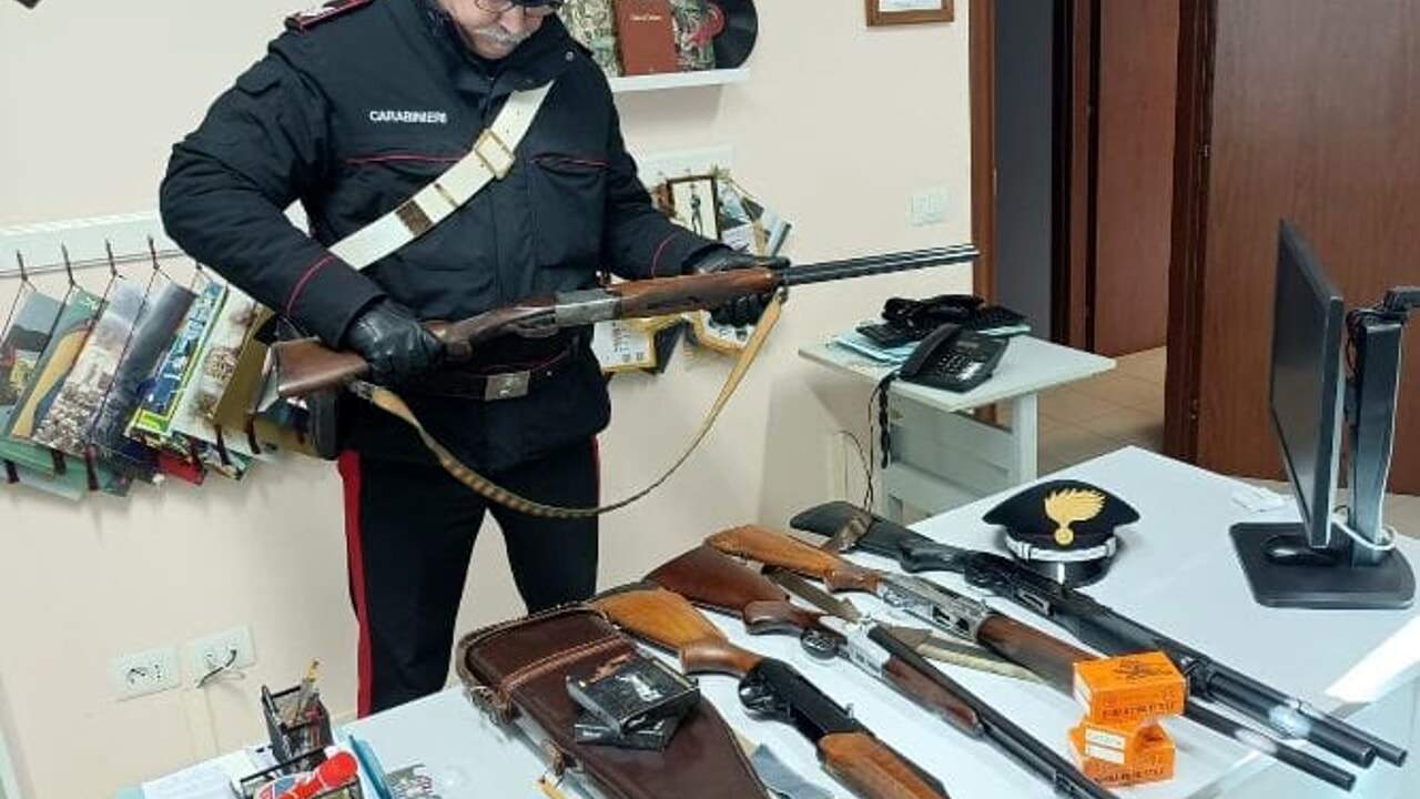 Durante una lite condominiale estrae sei fucili: denunciato 63enne