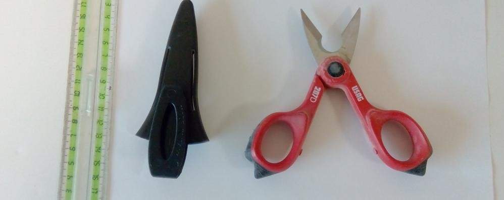 Aggrediscono un coetaneo con una forbice, poi lo rapinano: denunciati due 16enni