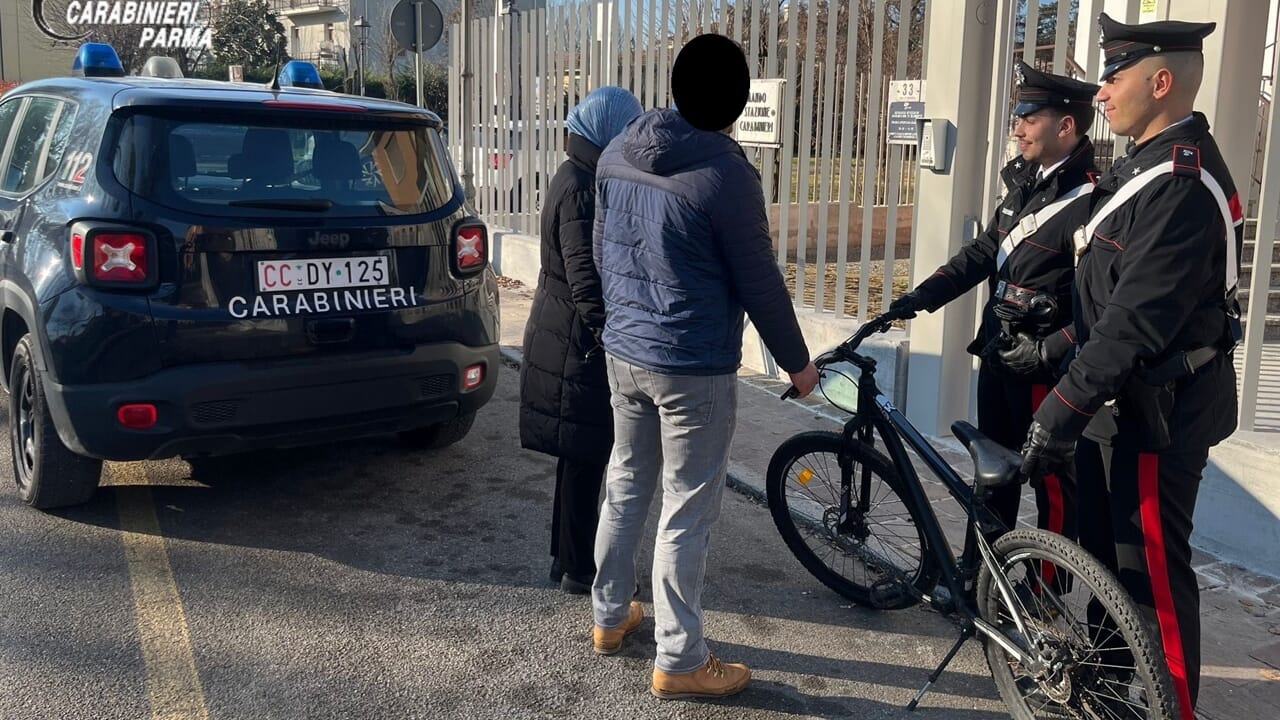 Lancia pietre contro i proprietari di bici appena rubate: denunciato 18enne