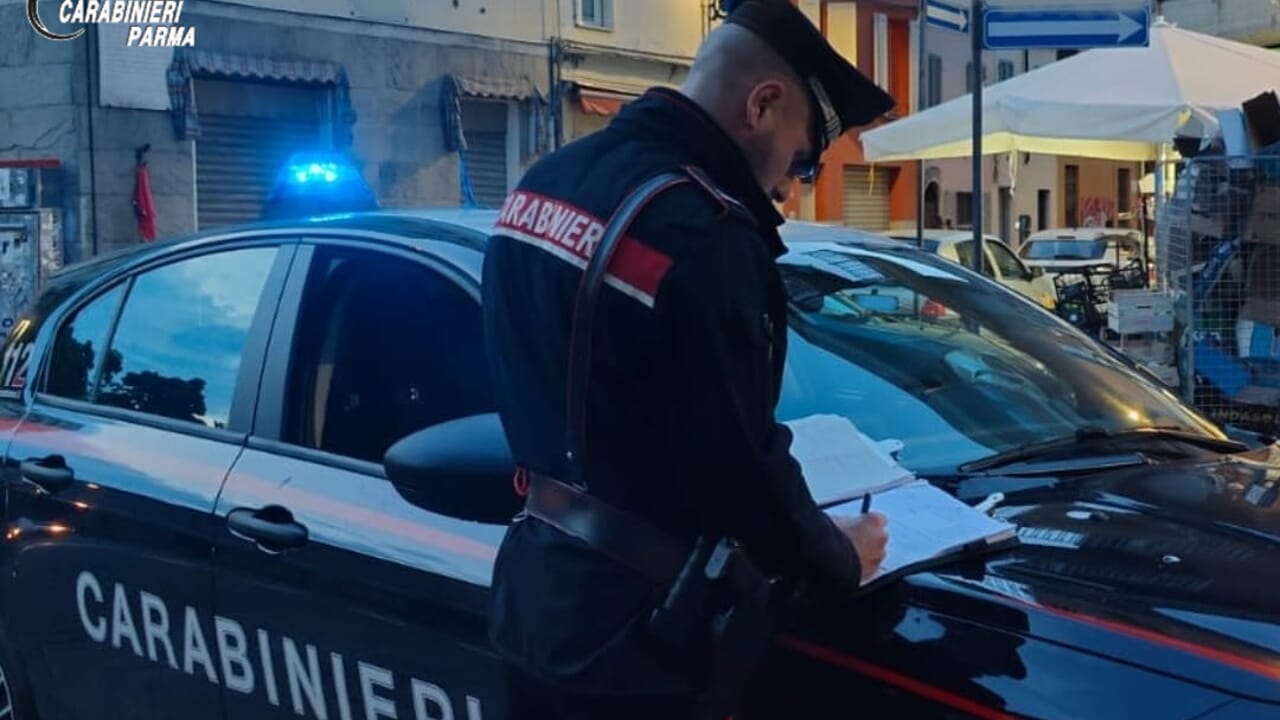 Inseguito, strattonato, rapinato e lasciato a terra sotto shock: denunciato 20enne