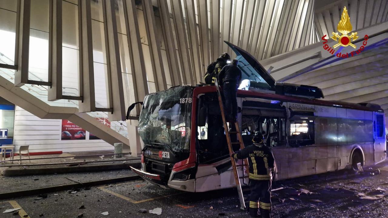 Mediopadana – Bus tocca la tettoia ed esplode, ferito l’autista