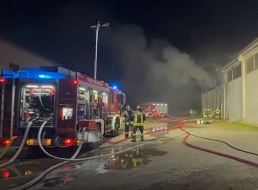 Incendio in un garage in via Budellungo: a fuoco alcuni camper