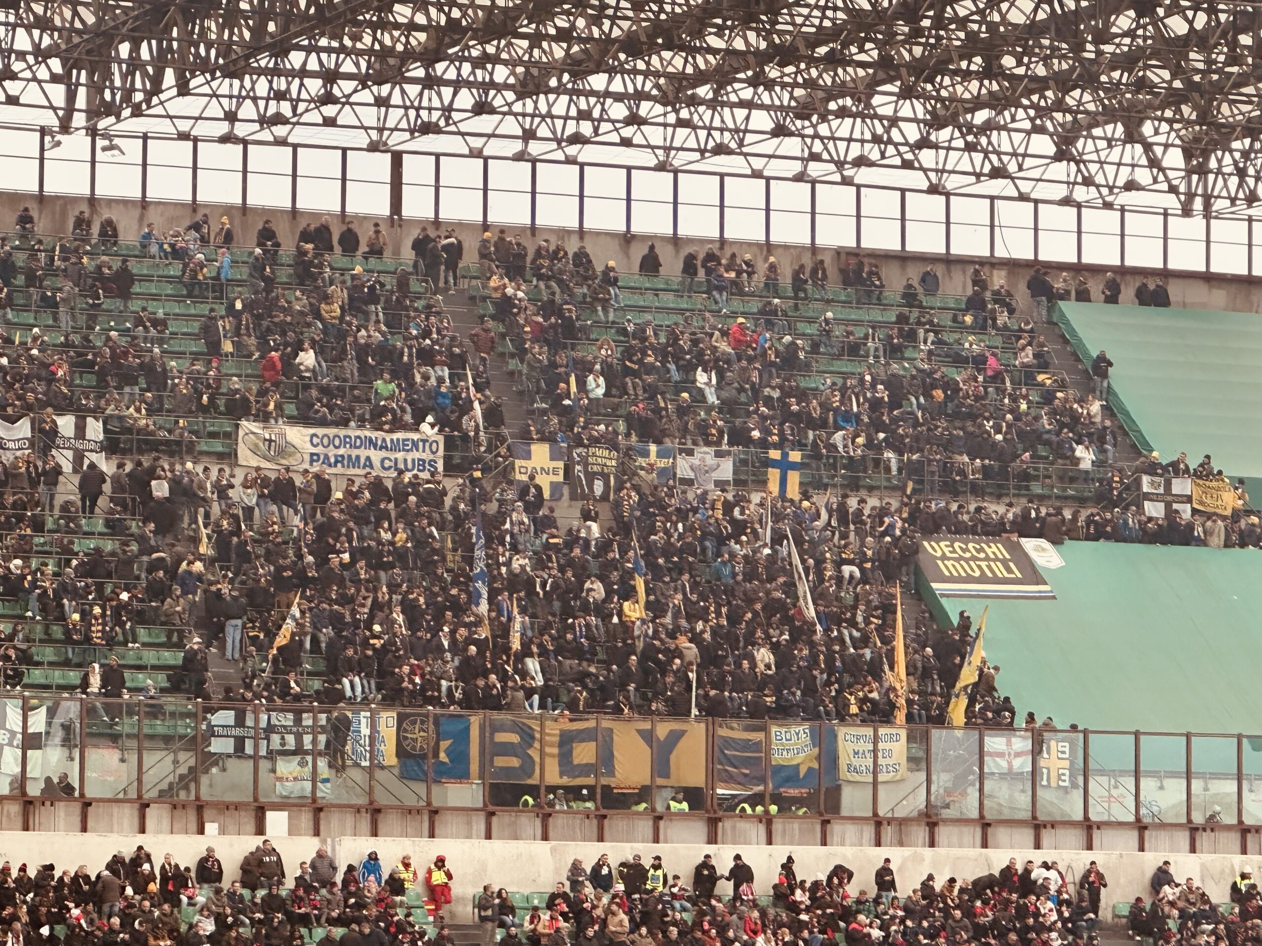 Harakiri Parma a San Siro: ducali due volte avanti, poi la buttano via. Finisce 3-2