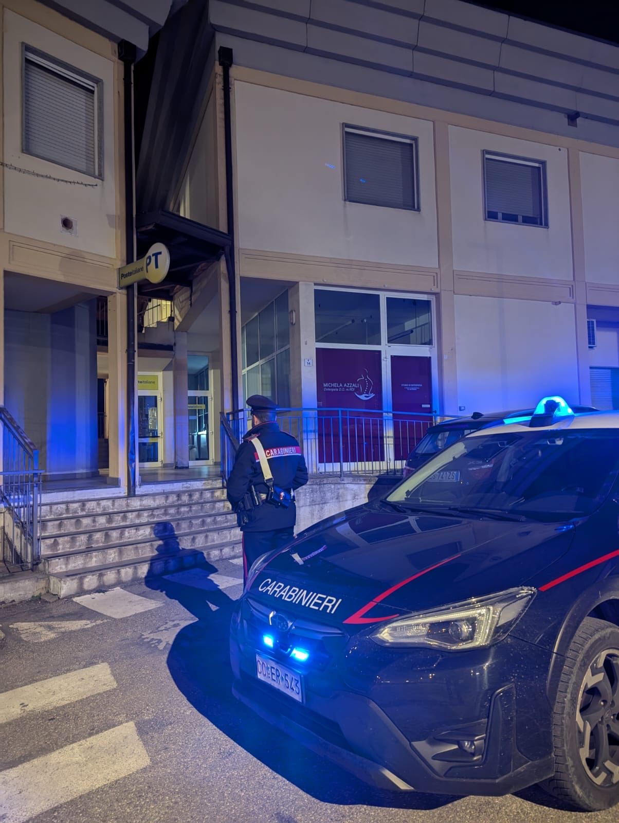 Lesignano, tentano spaccata alle poste con un tombino: ladri messi in fuga dai residenti