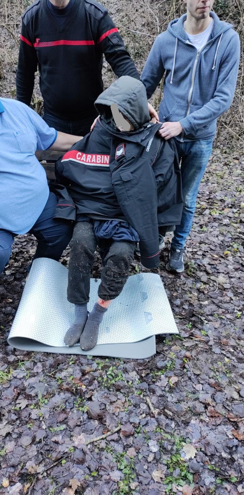 84enne si perde nei boschi e finisce in un canale: salvato in extremis