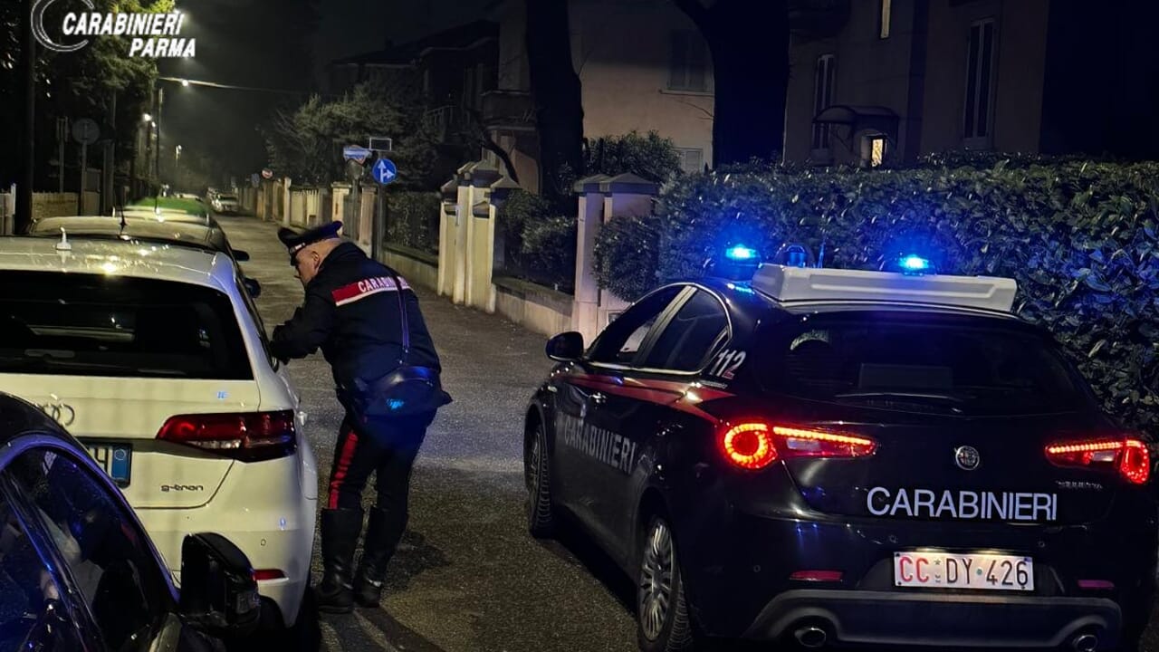 Spacca il vetro di un auto per rubare: arrestato 44enne pregiudicato
