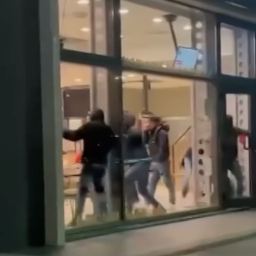 Tifosi romanisti aggrediti al Barilla Center, DASPO in arrivo per gli ultras gialloblù – VIDEO