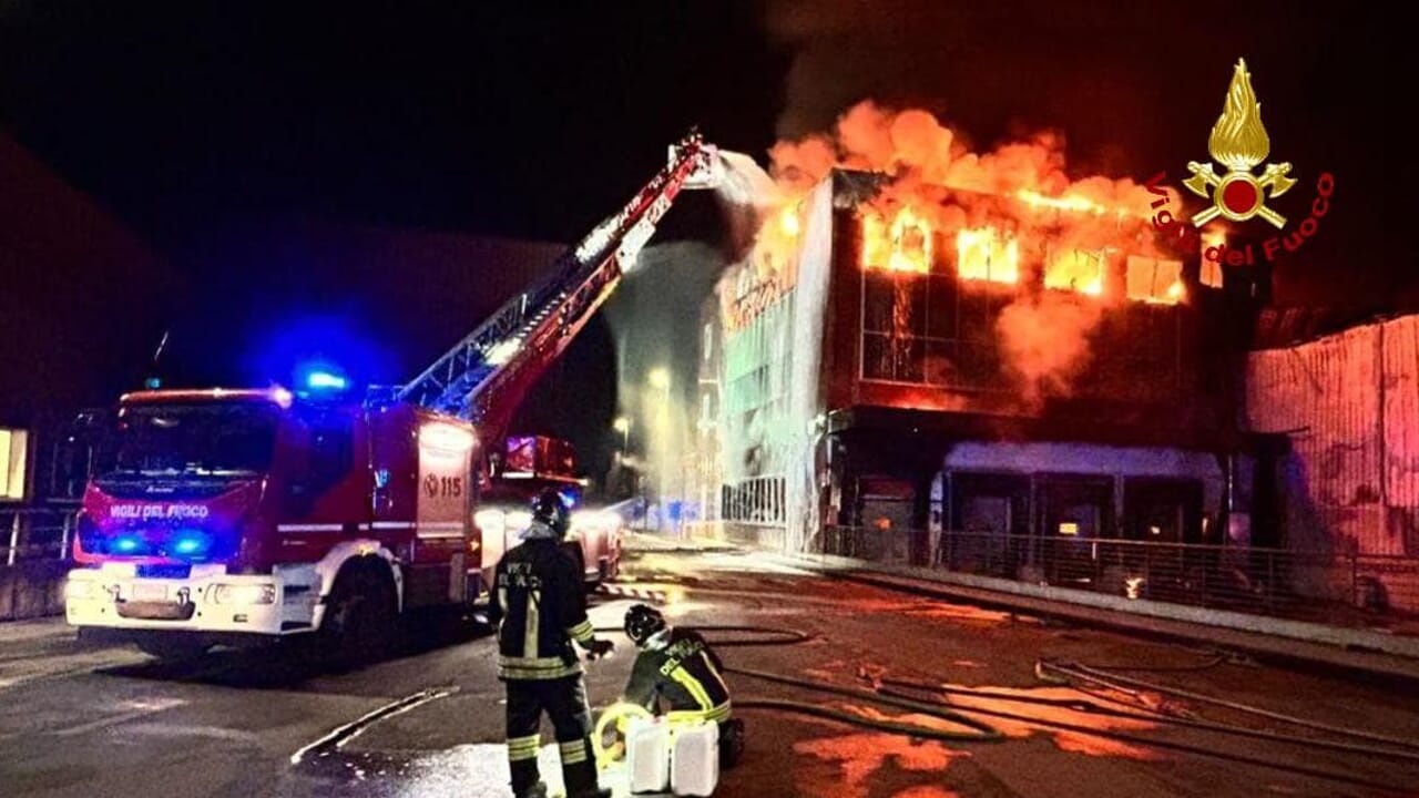 Maxi incendio all’Inalca: “Non aprite le finestre”