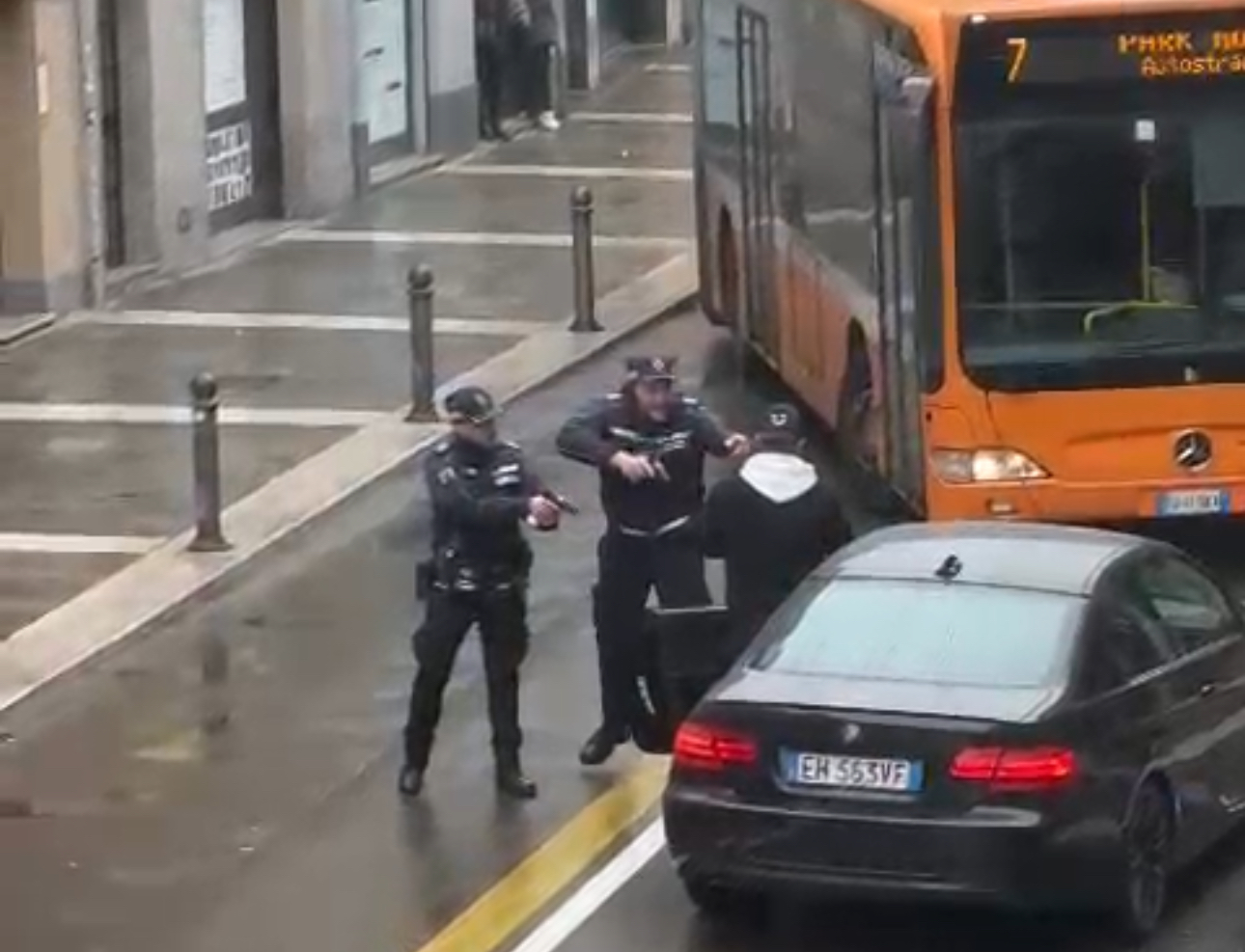 Tenta di investire i vigili in Via D’Azeglio: ha patteggiato un anno e sei mesi
