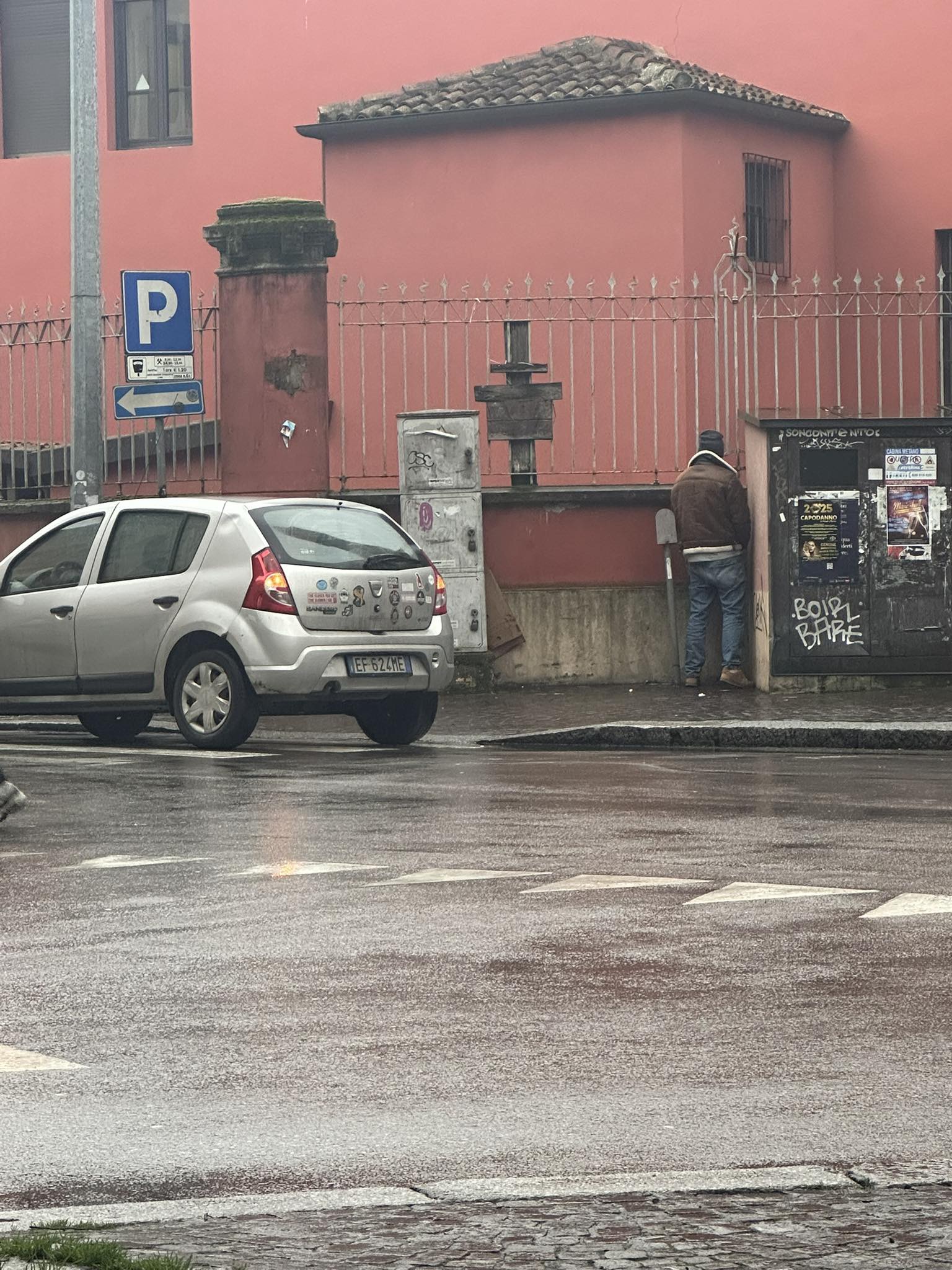 Si ferma in mezzo alla strada… per urinare – FOTO
