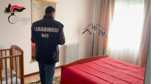 Casa famiglia abusiva con troppi ospiti. Multa dei NAS