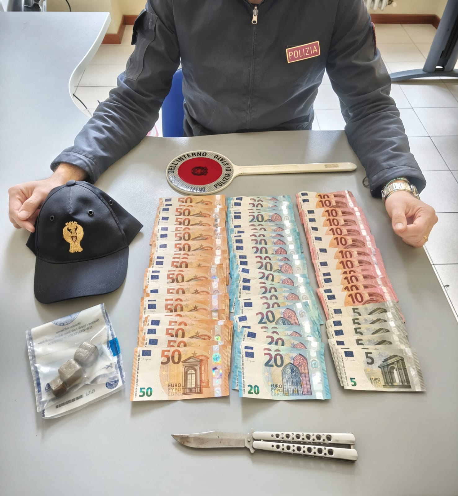 Spaccia in monopattino, addosso 30 grammi di hashish e 2000 euro: arrestato 25enne