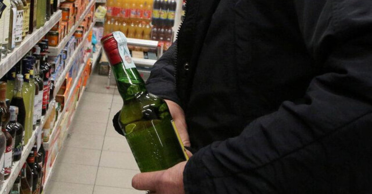 Ruba in un supermercato e aggredisce i vigilanti: arrestato 35enne
