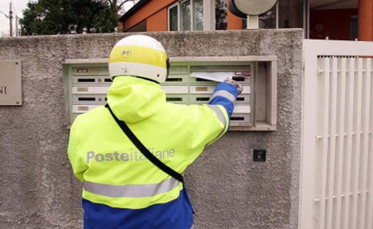 Poste, portalettere denuncia: “Non pagate 290 ore di straordinari”