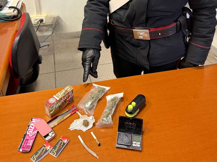 In un parcheggio deserto con un carico di “fumo”: denunciato 20enne