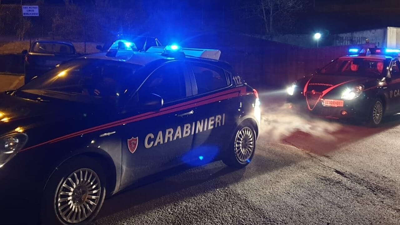 Al Carnevale con l’hashish in tasca, aggredisce i carabinieri: arrestato 18enne