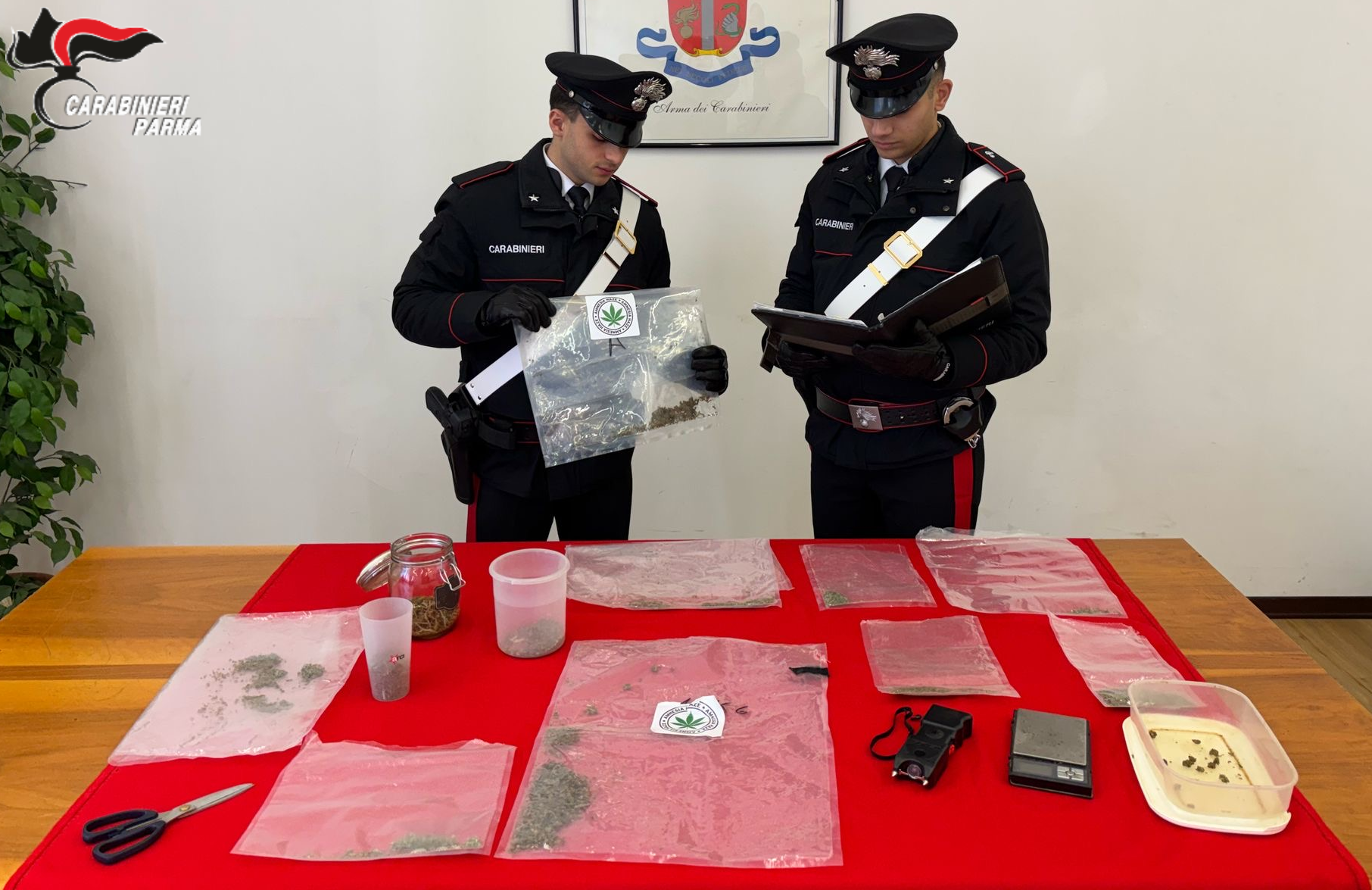 “Mi devi 300 euro”: gli ruba telefoni e carta di credito, poi gli danneggia casa. Denunciato 28enne: spacciava anche droga
