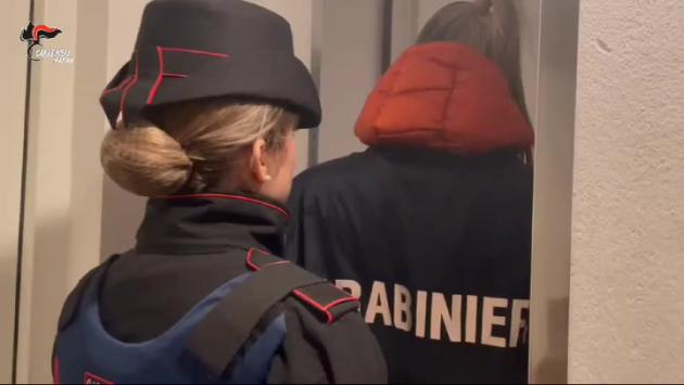 Due violente rapine, alla stessa vittima,  con pugni calci e armi: arrestati due uomini e una donna