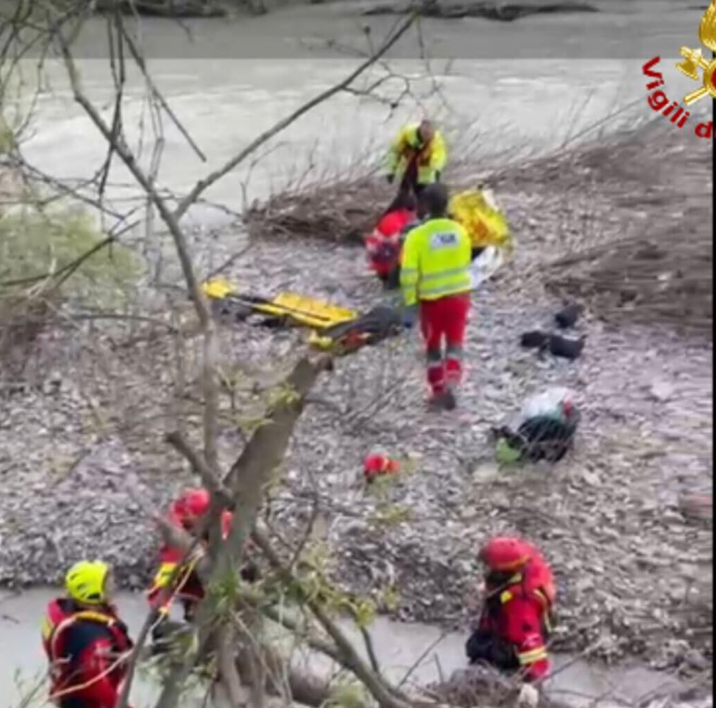 62enne si getta nel fiume dal Ponte Nord: salvato in extremis dai Vigili del Fuoco