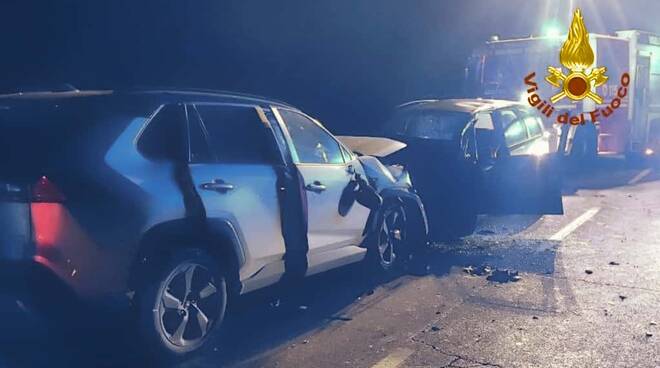 Drammatico frontale sulla Via Emilia: due morti, un ferito gravissimo – FOTO