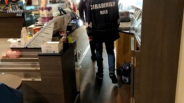 Sporco vetusto e ragnatele: bar multato per mille euro
