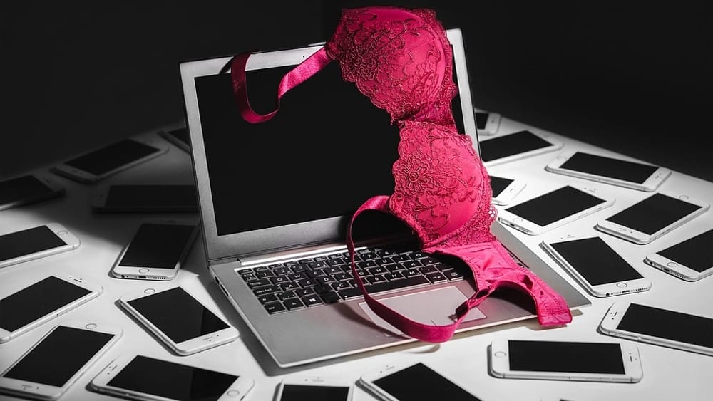 “Sextortion”: la trappola del clic costa caro a un giovane parmigiano. Denunciato 50enne