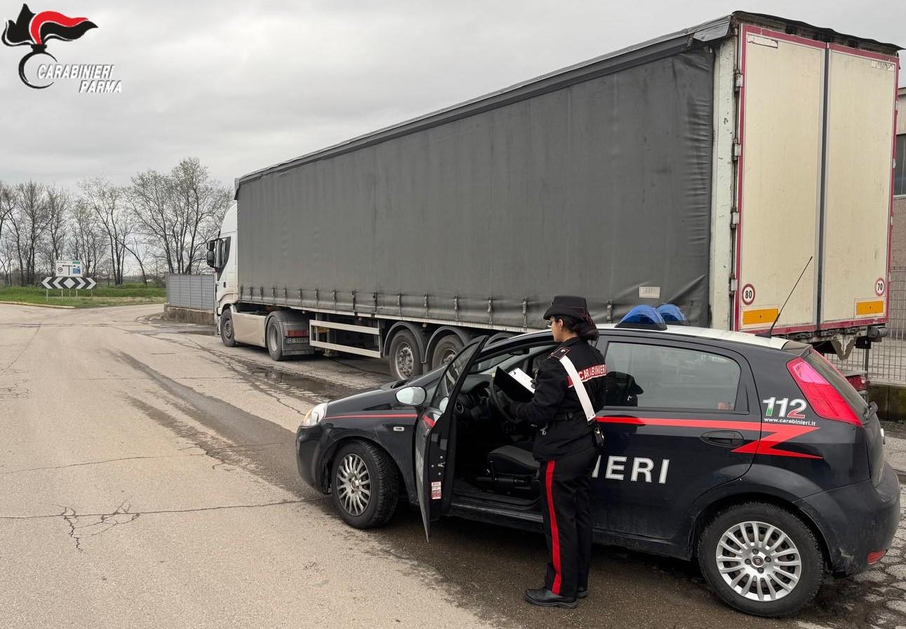 Ruba il borsello su un camion, poi tenta di usare il bancomat: denunciato 37enne