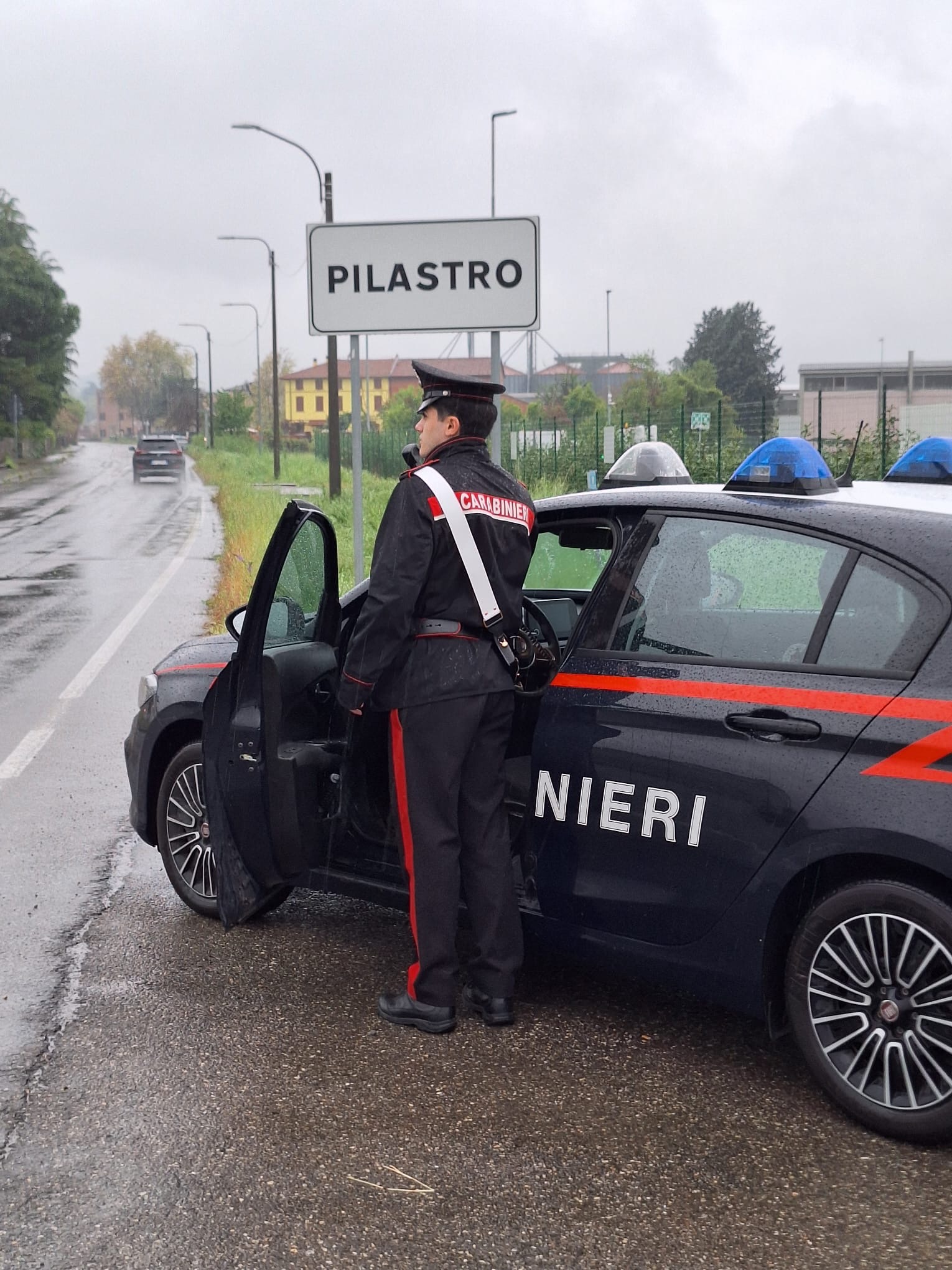 In auto con 40 grammi di hashish: denunciato 22enne