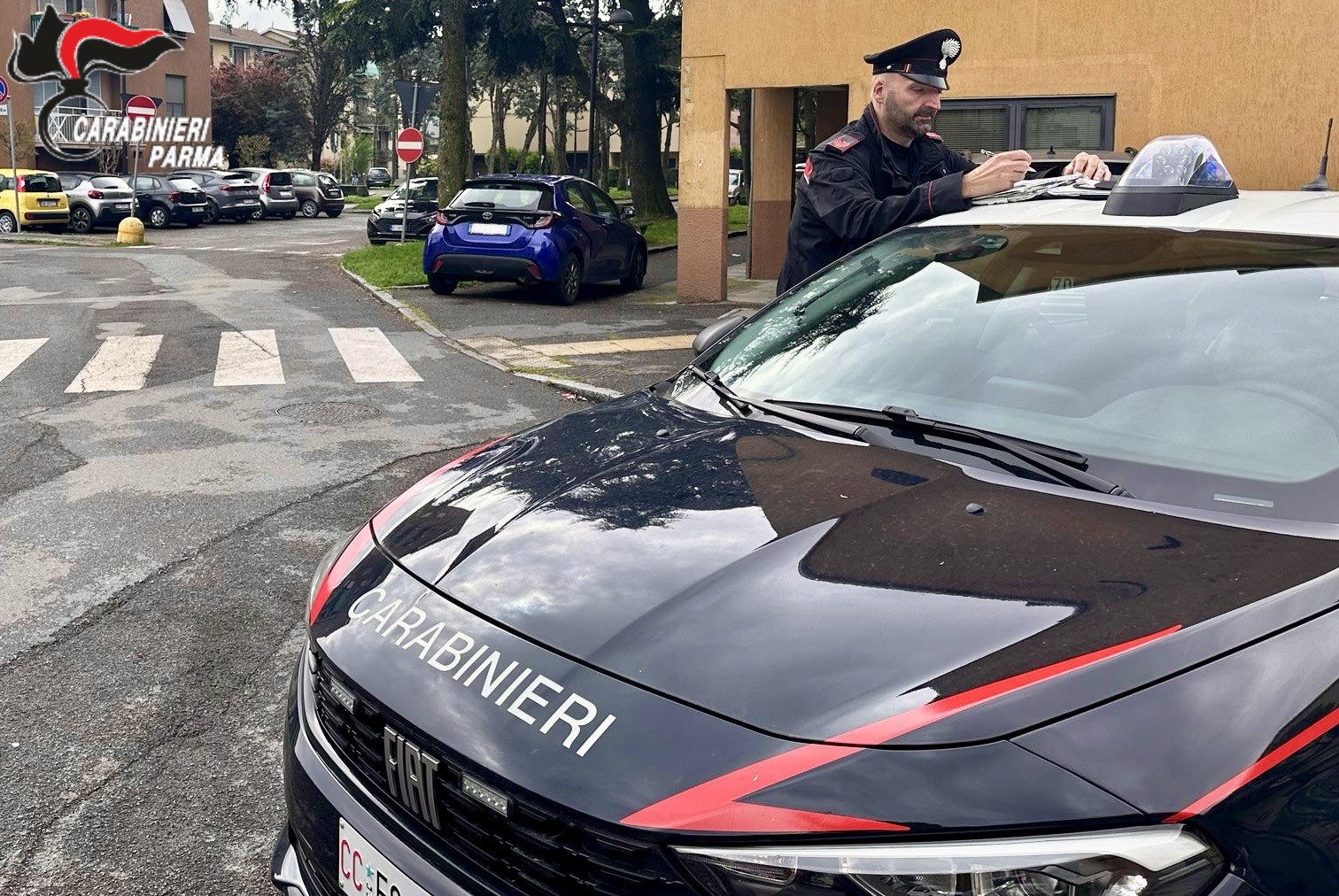 Ubriaco danneggia la porta di un condominio, lancia bottiglie e minaccia di tagliarsi la gola: arrestato