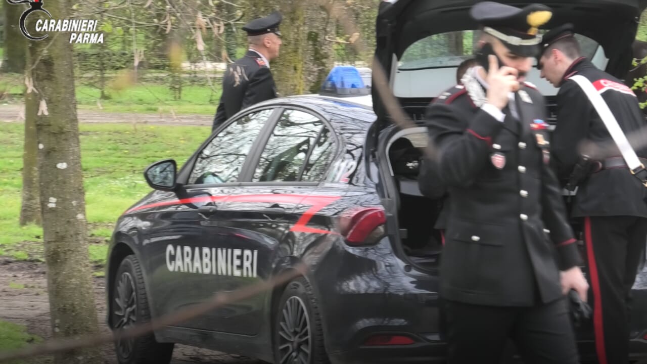 Vende hashish a un 18enne, poi cerca di scappare spingendo i Carabinieri: denunciato 32enne. Aveva 1800 euro in tasca