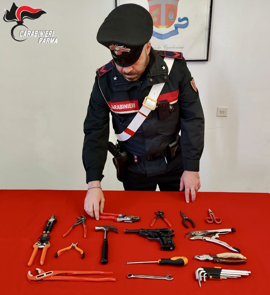 Via Palermo – Su un’auto rubata con 3 pinze, 4 forbici, 1 martello, 1 tronchesina, 3 chiavi a pappagallo, 1 set di chiavi esagonali, 1 cacciavite e una chiave inglese. Denunciato