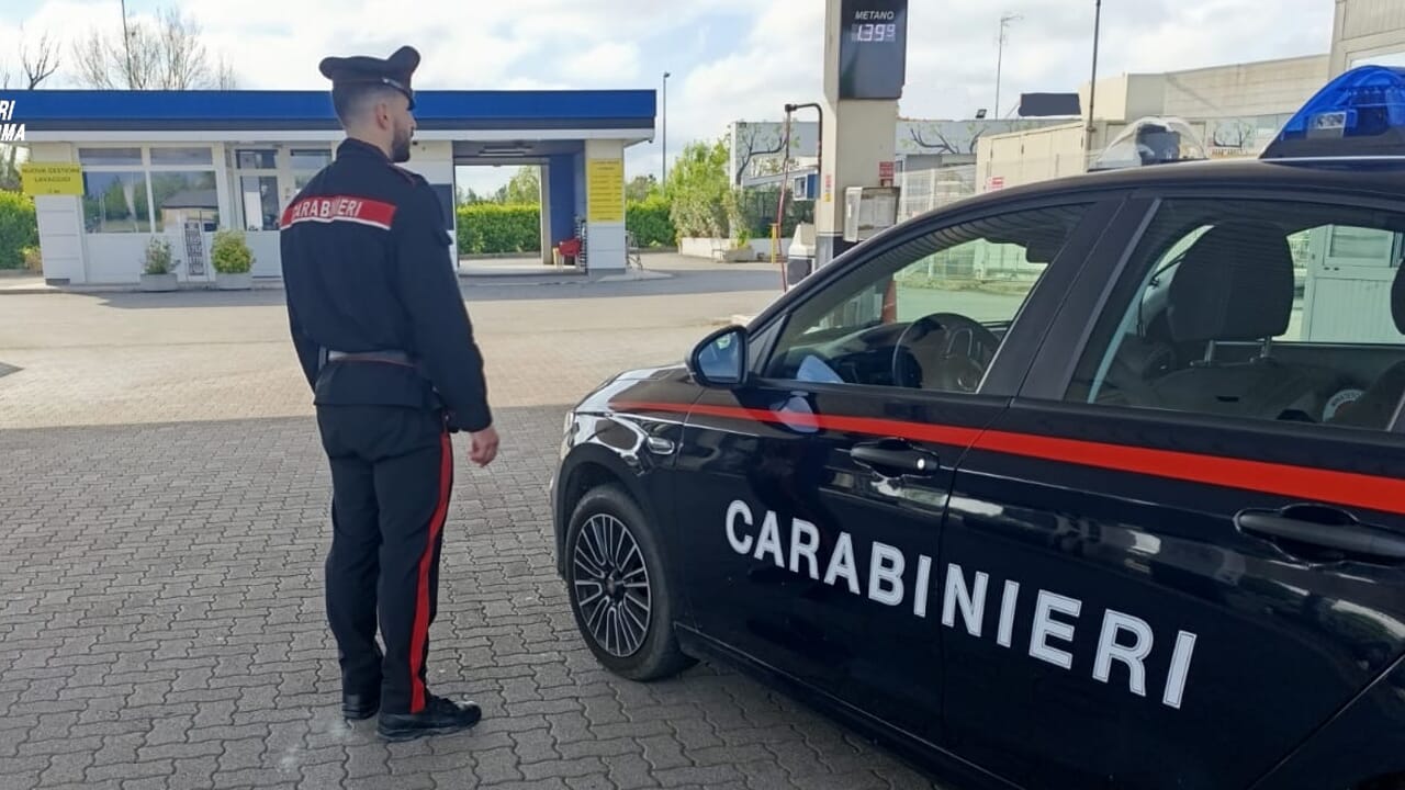 Furto da 1.200 euro in un’area di servizio: 21enne incastrato dalle telecamere e denunciato dai Carabinieri 
