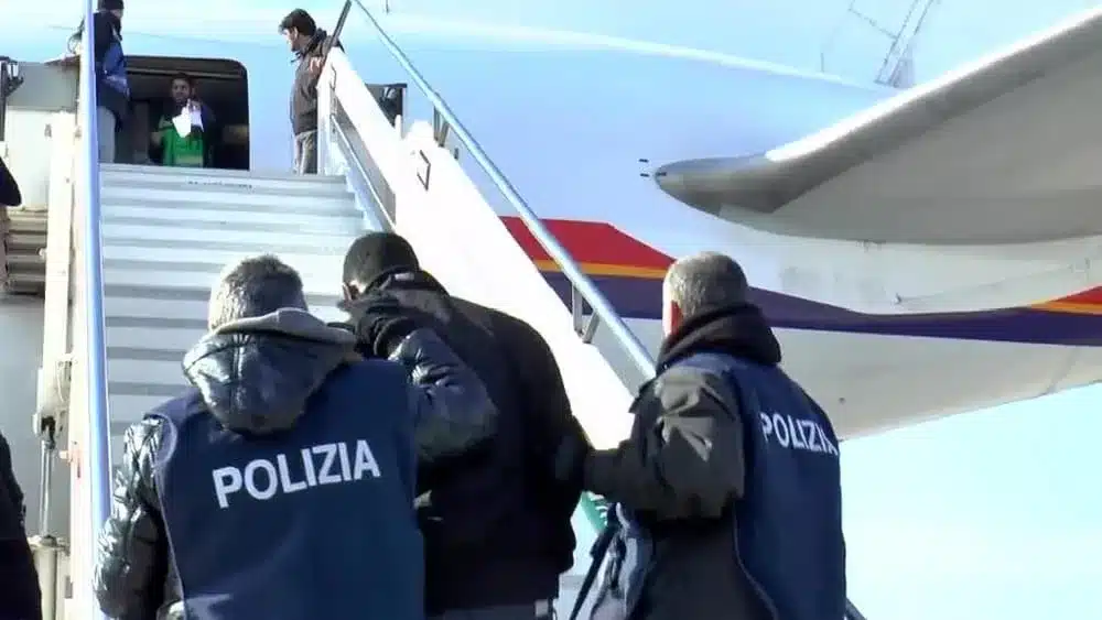 Era stato arrestato per omicidio e maltrattamenti in famiglia: 65enne dello Sri Lanka espulso dall’Italia