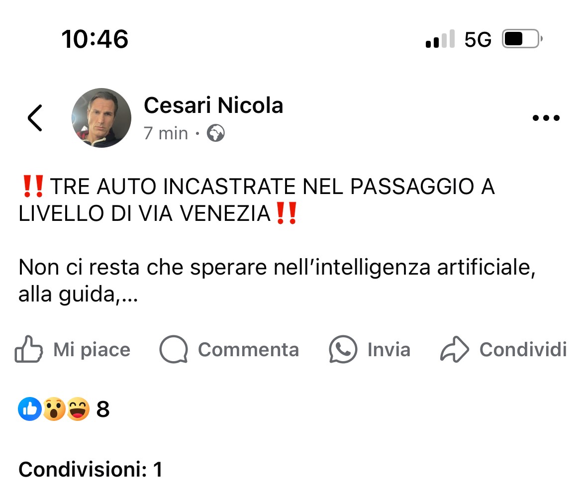 Via Venezia, tre auto incastrate nel sottopasso