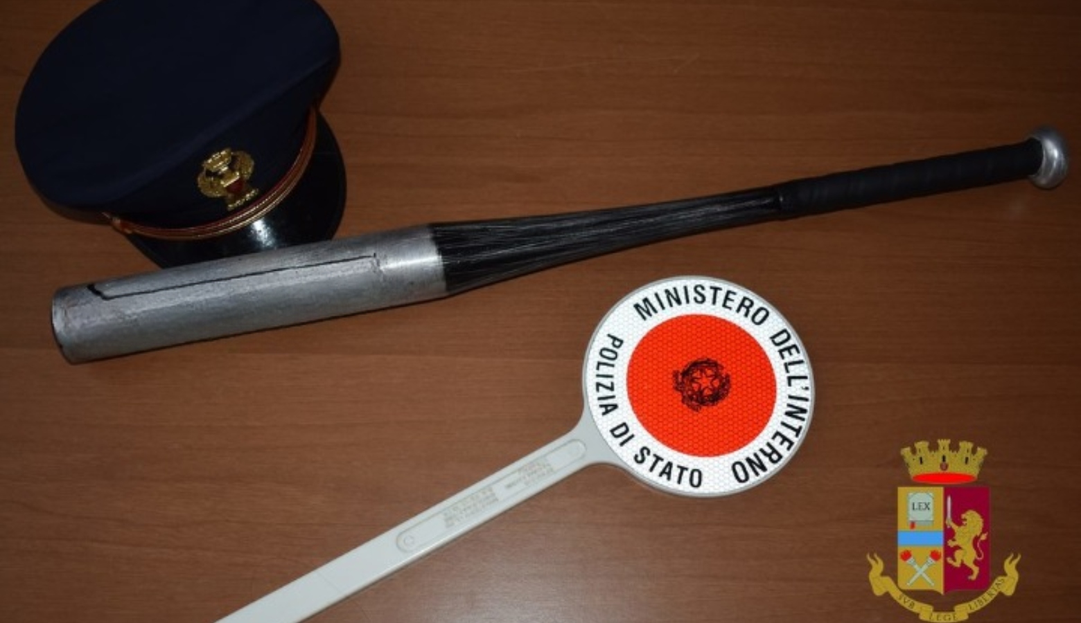 ”Siete lenti, voglio mangiare”. E il titolare estrae una mazza: denunciato