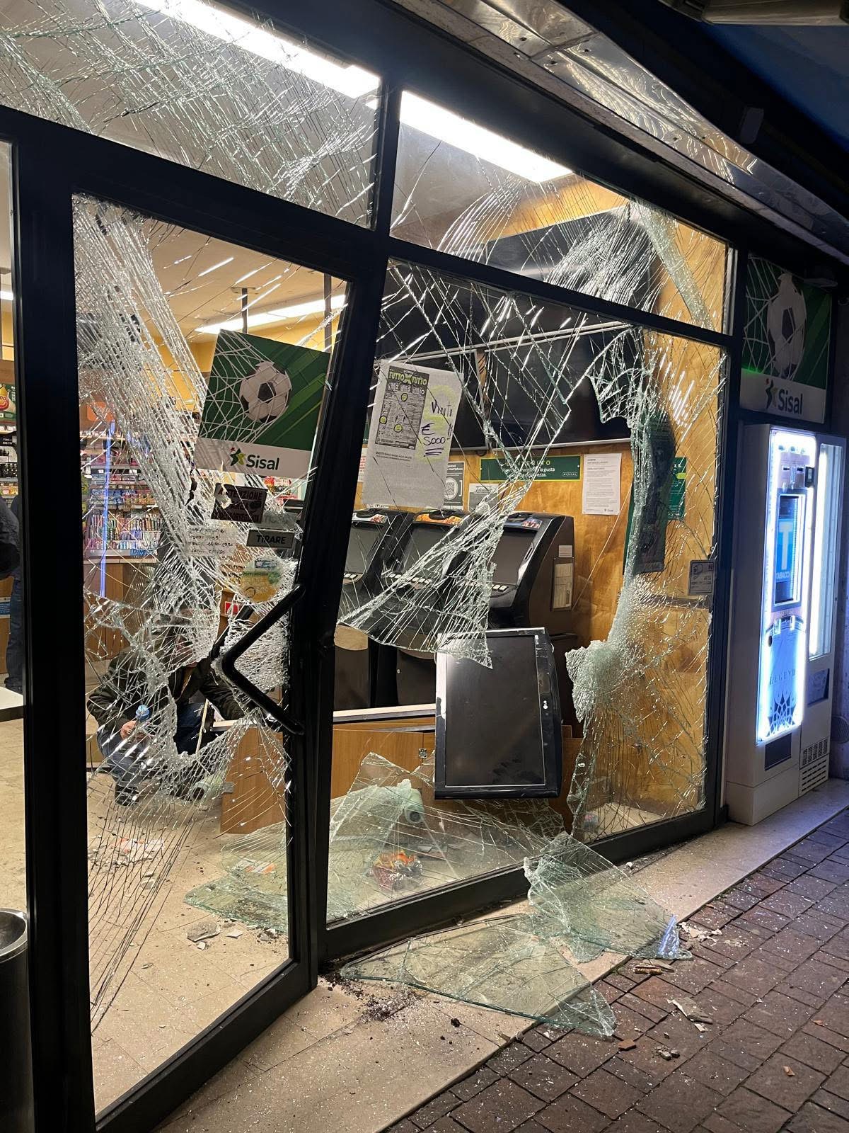 Via Zarotto – Spaccata in tabaccheria, rubati Gratta e Vinci